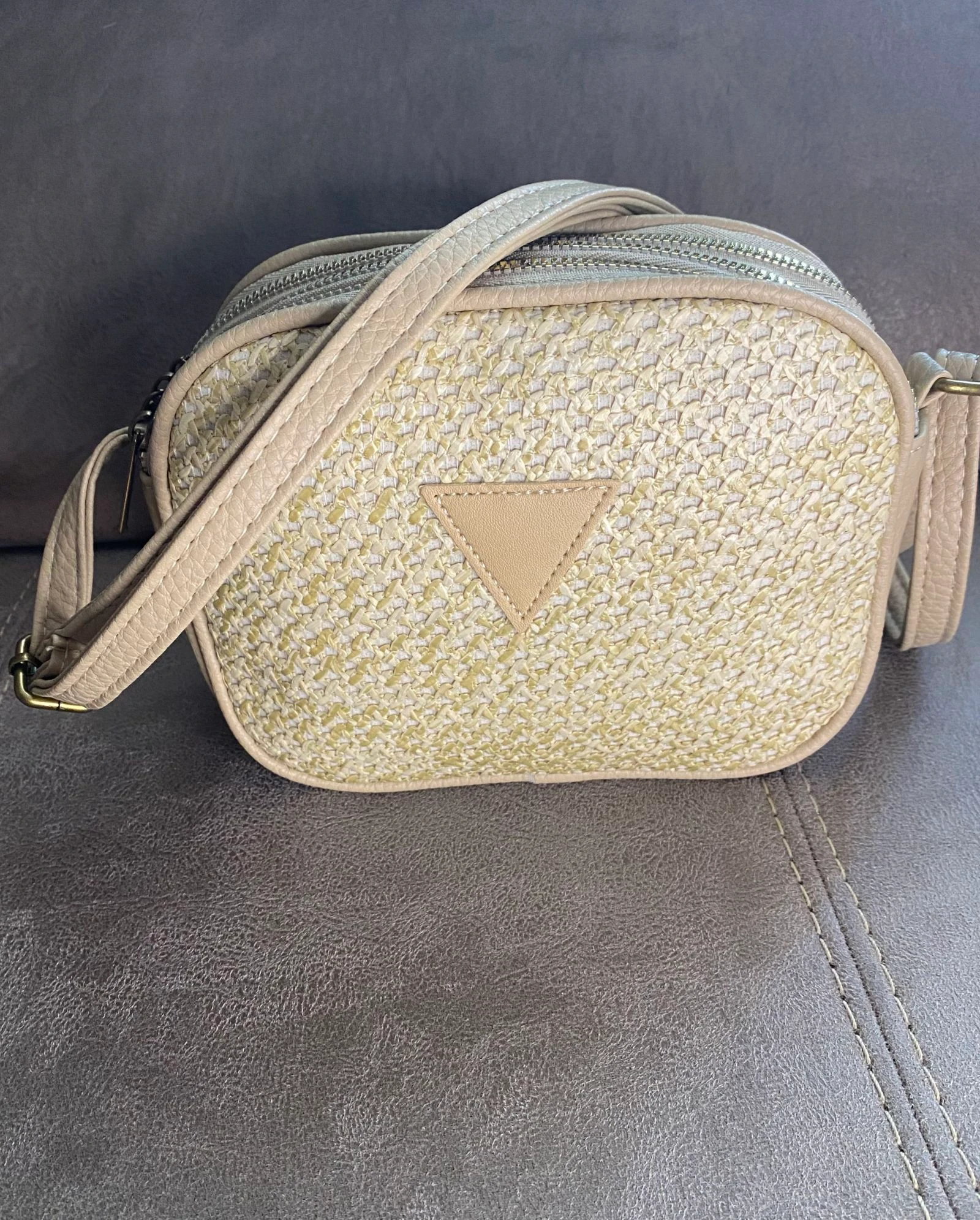 Kleine schoudertas van raffia en kunstleer beige – photo 2